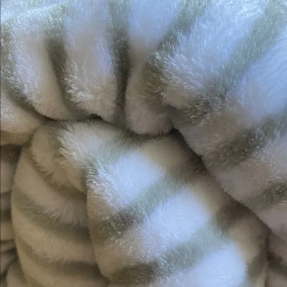 Brooks Brothers Luxe Plush King Blanket in White and Light Gray Stripes - Picture 5 of 13